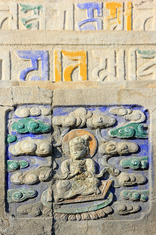 佛经和浮雕在一座寺庙的岩石上，特写照片