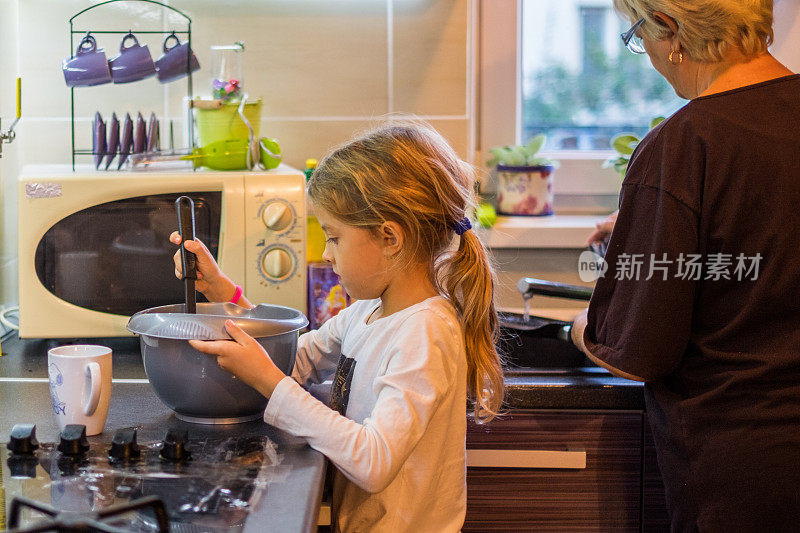 孙女在厨房帮奶奶干活