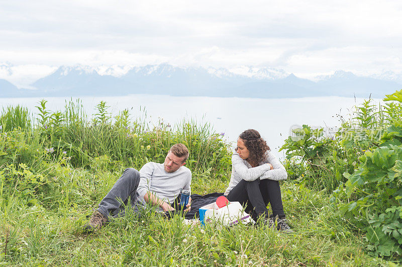 一对年轻夫妇在阿拉斯加一起野餐