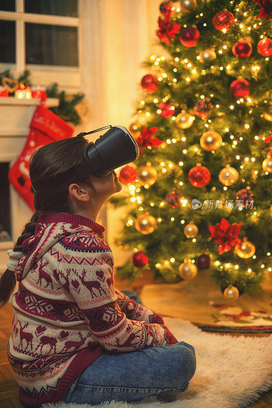 小女孩在圣诞节使用虚拟现实模拟器