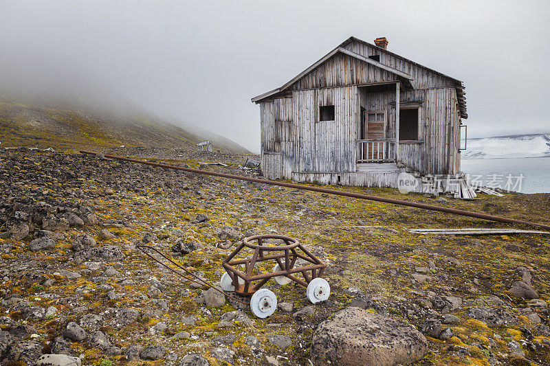 北极废弃的房子。