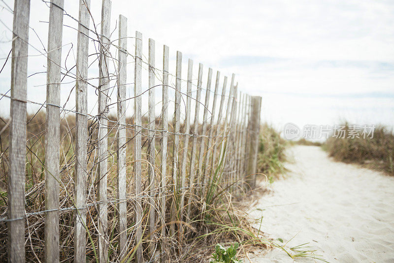 美国南卡罗莱纳州查尔斯顿的愚行海滩的木栅栏
