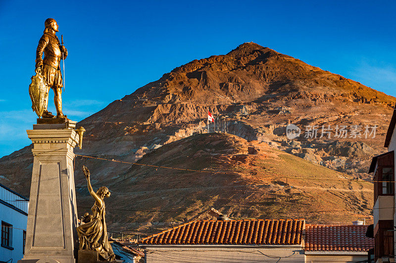 塞洛里科山和阿隆索·德·伊巴涅斯的雕像在玻利维亚的波托西