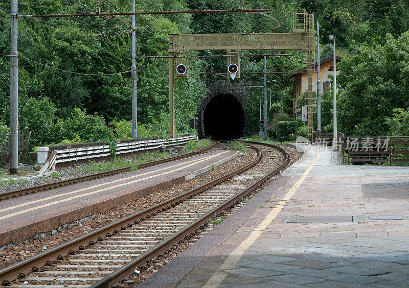 有隧道入口的铁路轨道。