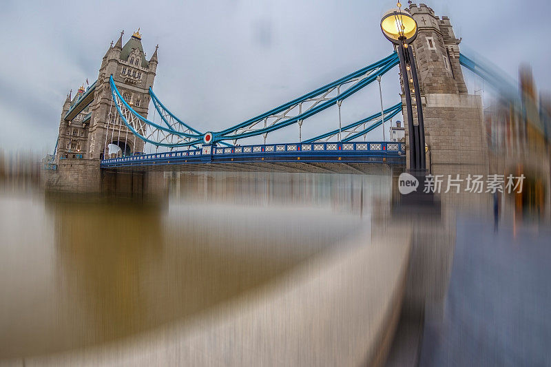 从伦敦塔桥到泰晤士河的鱼眼景观建筑