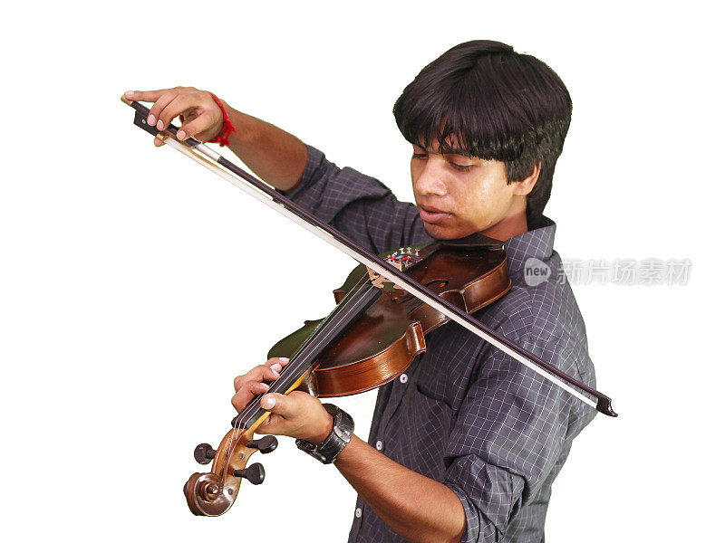 拉小提琴的年轻人