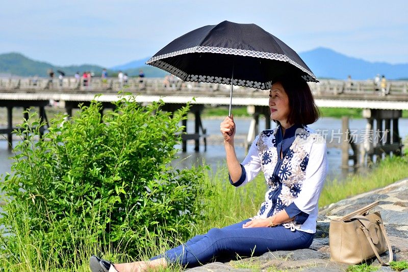 日本女子在京都岚山河畔放松