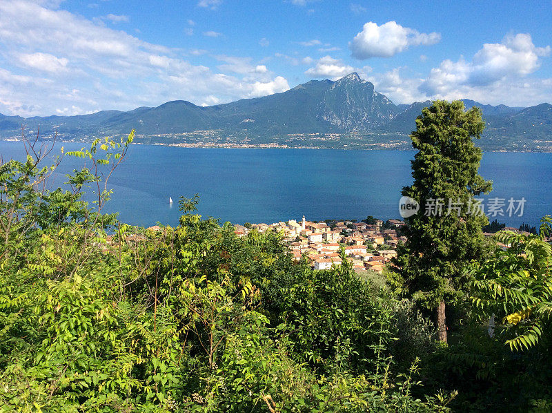 托里德尔贝纳科(加尔达湖)，意大利:俯瞰城镇