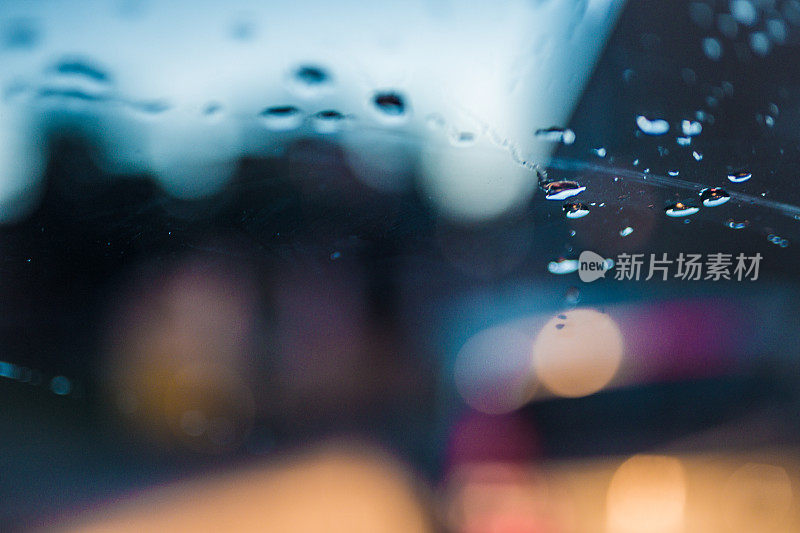 雨点落在汽车玻璃上