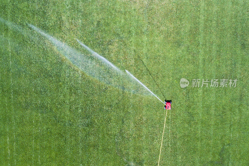 浇草坪，鸟瞰图