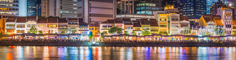 新加坡码头上的餐馆灯火通明的夜生活全景