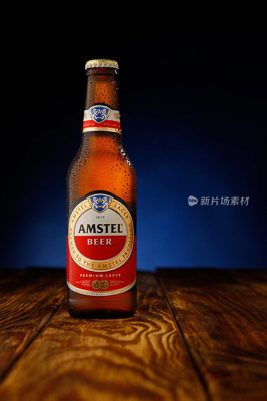 一瓶冰镇的阿姆斯特啤酒