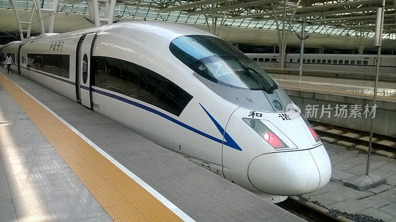 上海虹桥火车站的高速列车