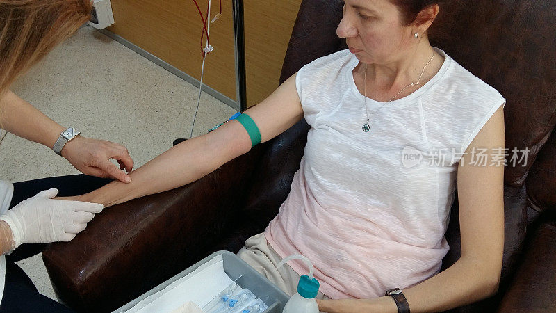 护士为女性献血者采血