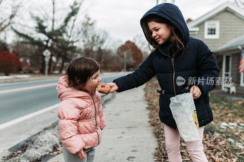 孩子们在冬天外出吃饭