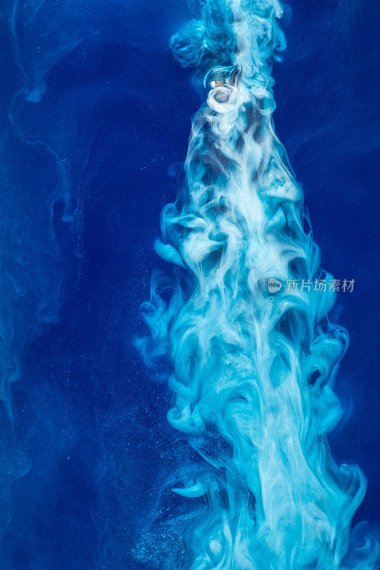 抽象图案落入蓝墨水滴-青色墨溶于水