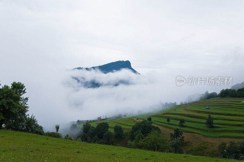 雾笼罩着村庄和群山