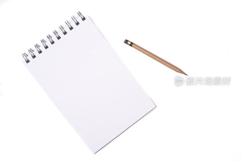 白色背景上带铅笔的白纸便笺本