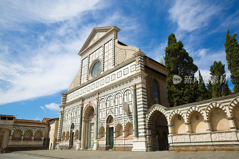 圣玛丽亚诺维拉大教堂，佛罗伦萨，意大利。夏日阳光明媚，天空湛蓝。