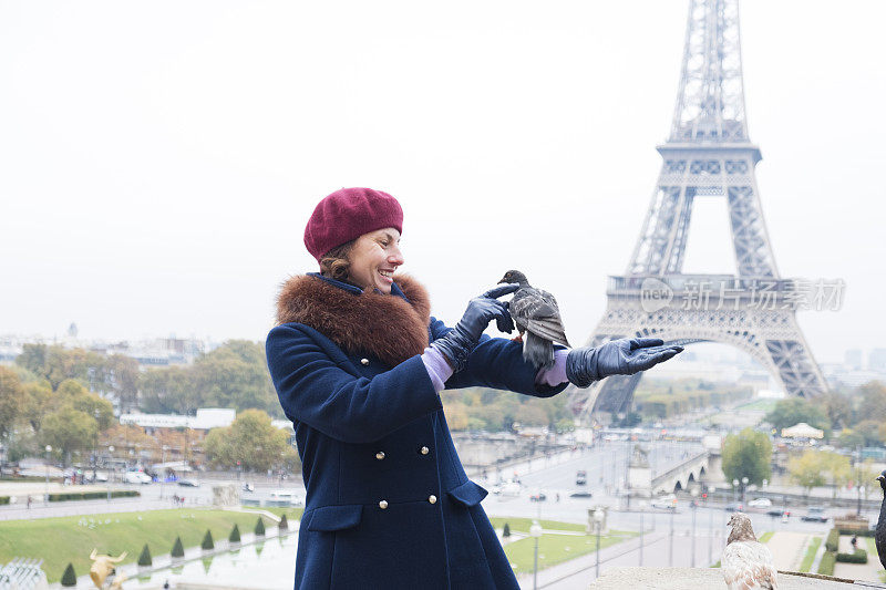 巴黎的一位妇女正在喂鸽子