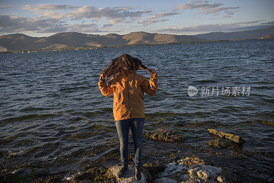 头发乱蓬蓬的女人在户外