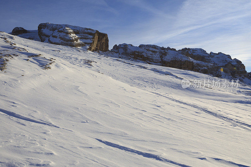 山顶的高山景观。意大利阿尔卑斯山滑雪场。航道Tonale。意大利、欧洲。