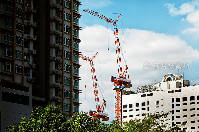 施工现场的施工起重机和建筑物