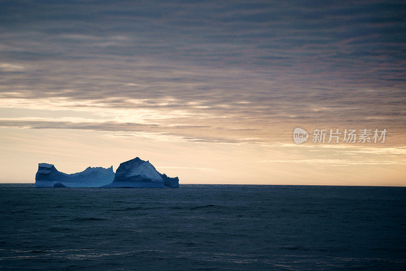 漂浮的冰山和南极洲的夕阳