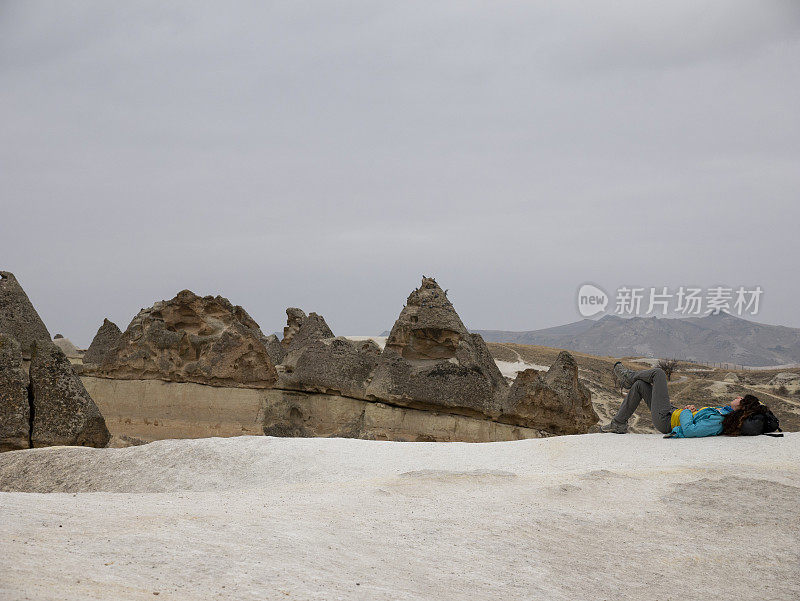 小女孩正在土耳其卡帕多西亚戈雷米的红玫瑰山谷休息