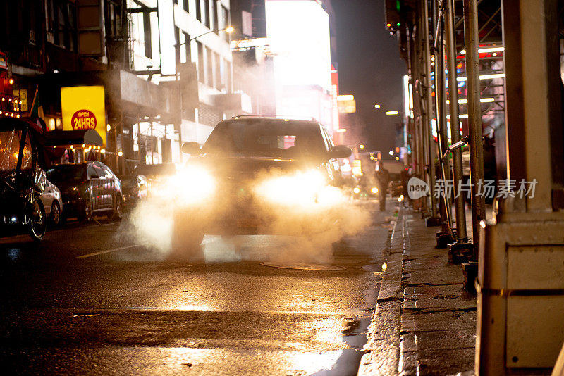 车辆在夜晚穿过黑暗的纽约中城街道