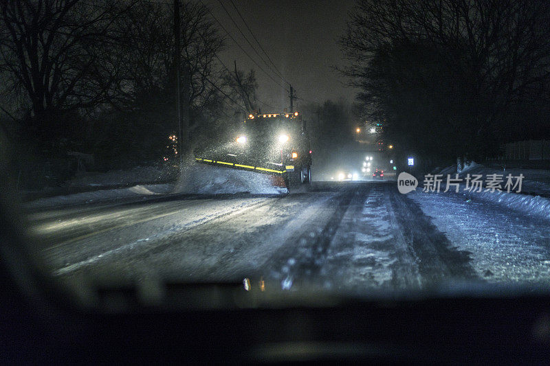 在冬季暴风雪期间，扫雪车爬坡