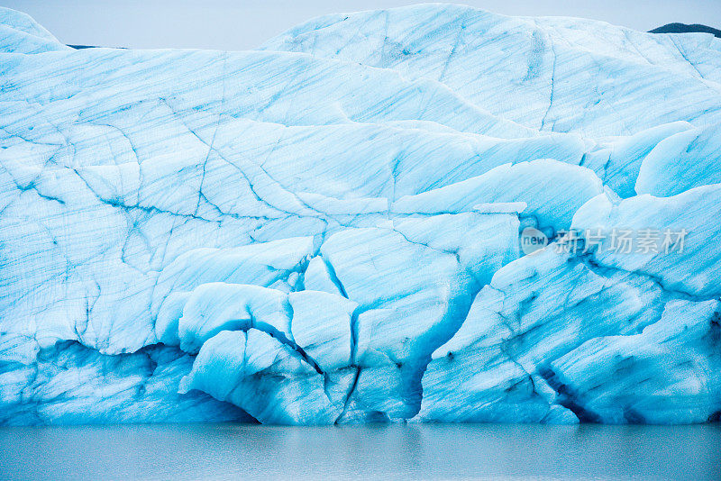 蓝色冰川冰景观Svínafellsjökull冰岛