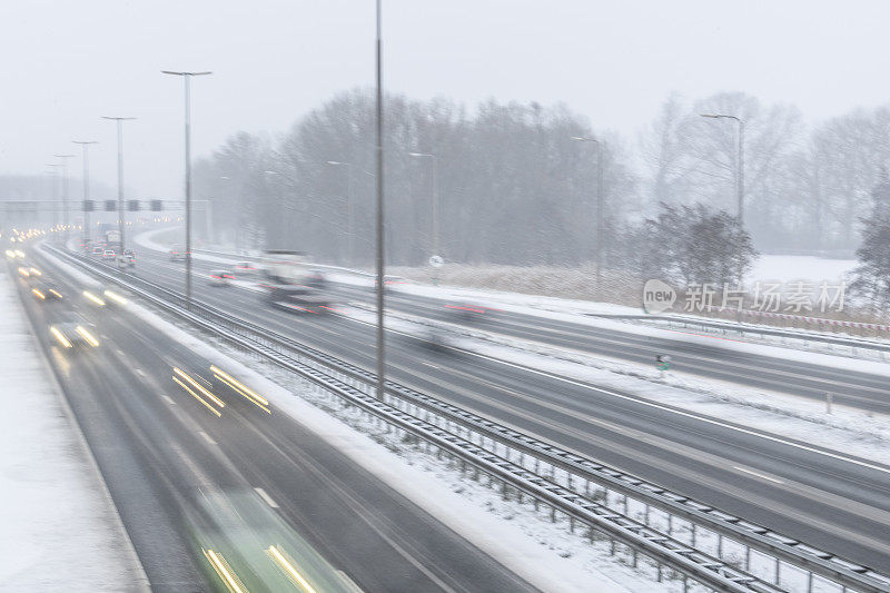 冬季暴风雪期间高速公路上的交通