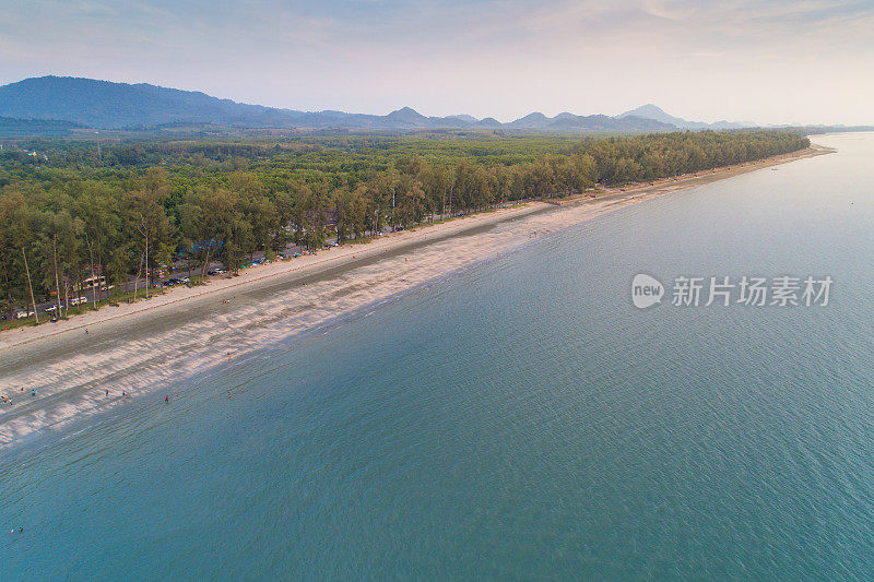 鸟瞰图拍摄热带美丽的海滩海与红树林在泰国南部