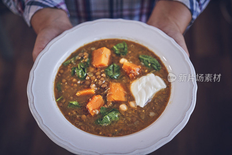 准备南瓜炖鹰嘴豆，芹菜和扁豆