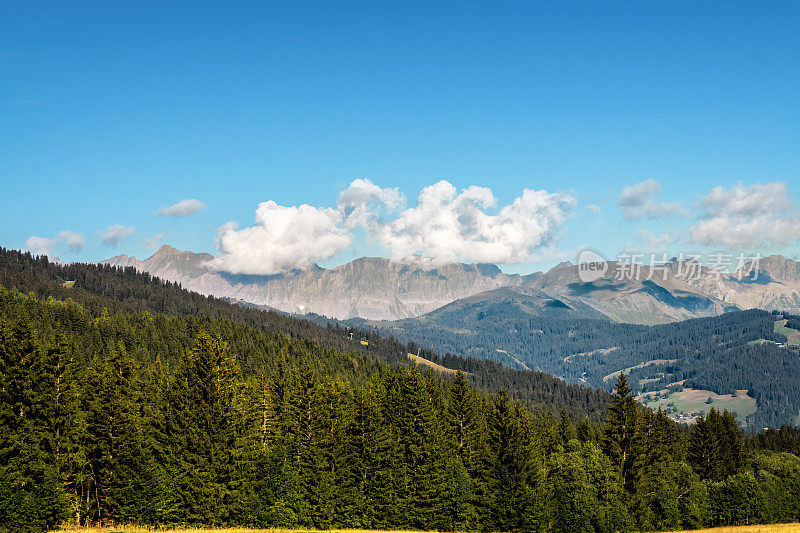 美丽的风景法国欧洲阿尔卑斯山阿拉维斯山脉和美丽的梅吉夫山谷在秋天