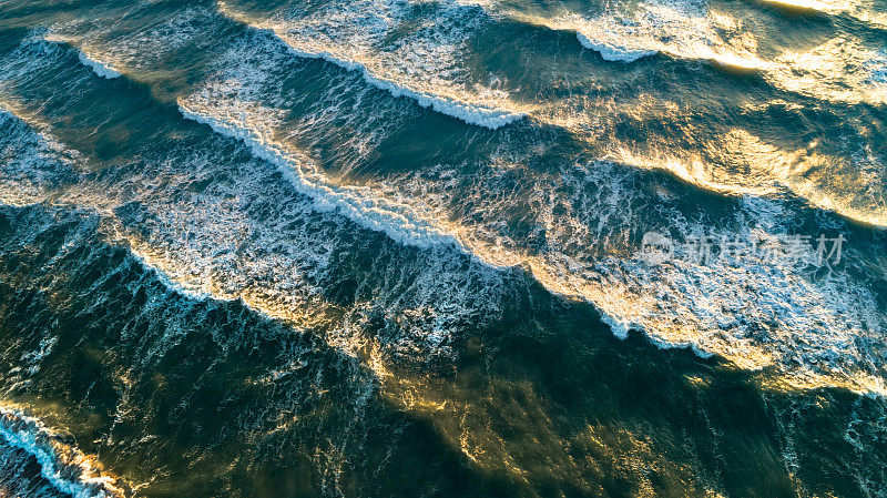 海浪在美丽的早晨的海面上