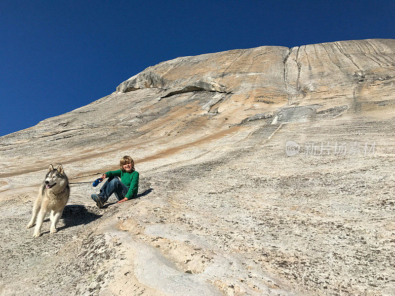 孩子们带着他的狗在优胜美地国家公园徒步旅行和爬山