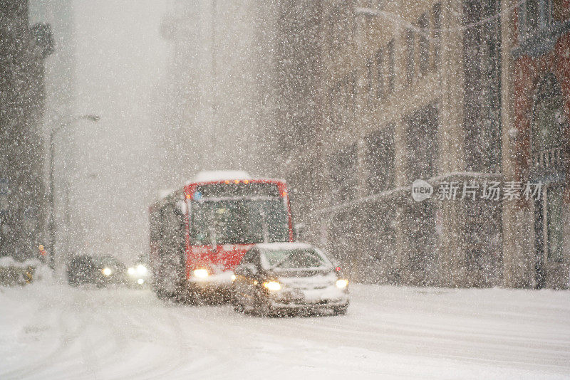 暴风雪过后的渥太华巴士