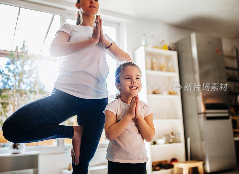 妈妈和女儿一起在家里做运动