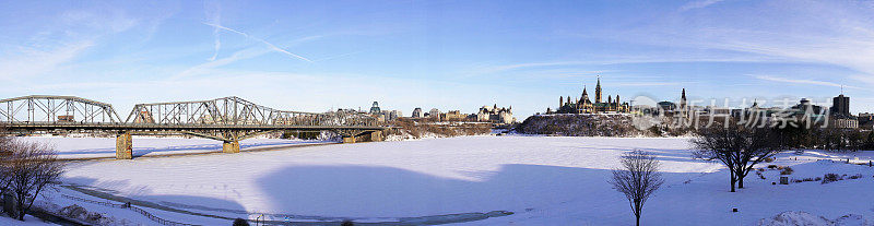 从渥太华河对面眺望加拿大国会山