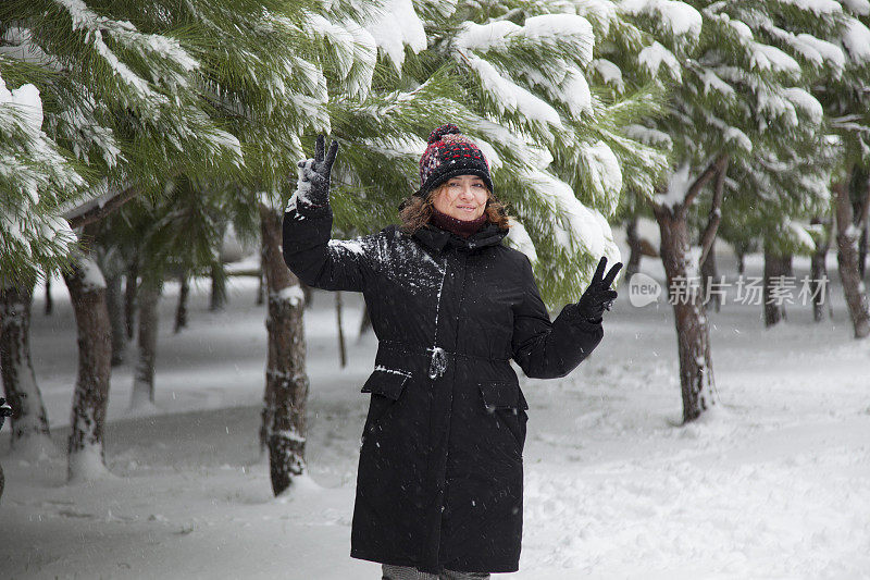 雪中成年女子的肖像