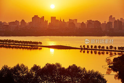 鸟瞰图杭州城市景观反射西湖在上午，杭州，中国