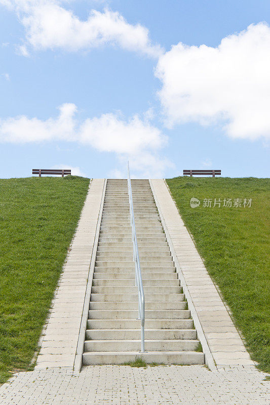 楼梯上到堤岸