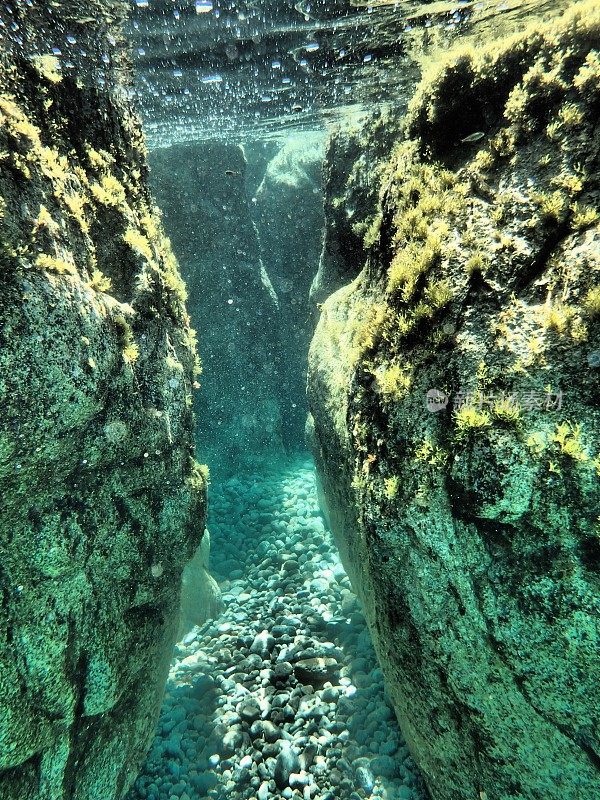 海底两个岩石之间的狭窄通道