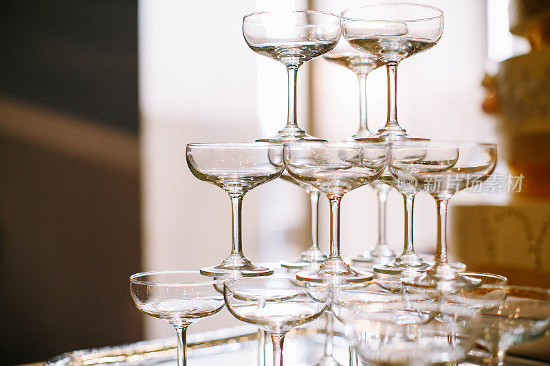 香槟酒杯塔在婚宴上