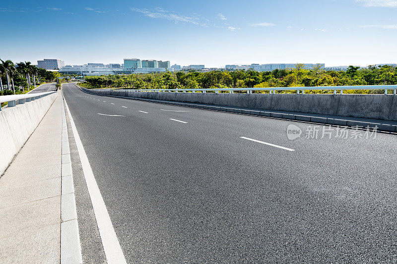 空荡荡的柏油路和城市里的建筑物