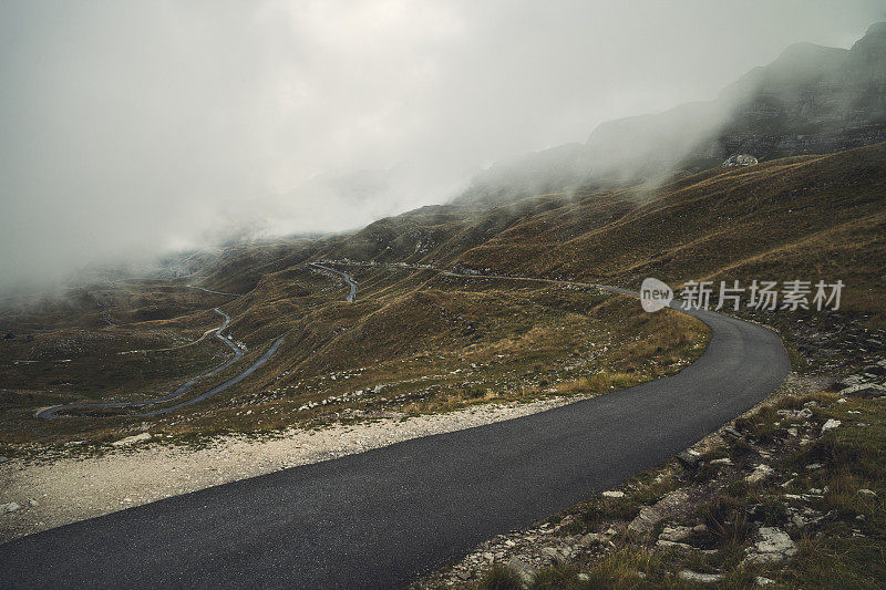 杜米托国家公园蜿蜒的道路上乌云密布。黑山。