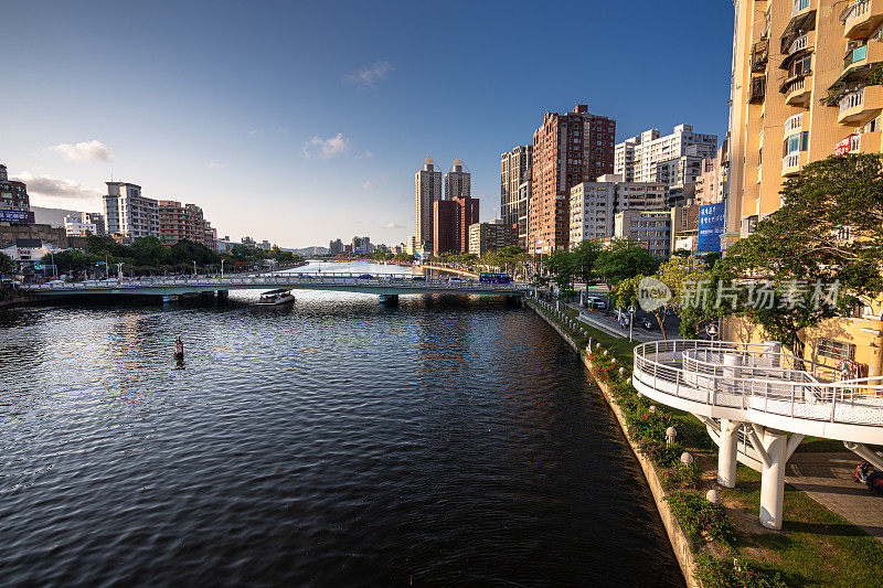 台湾高雄市横跨爱河的凌亚岙铁桥