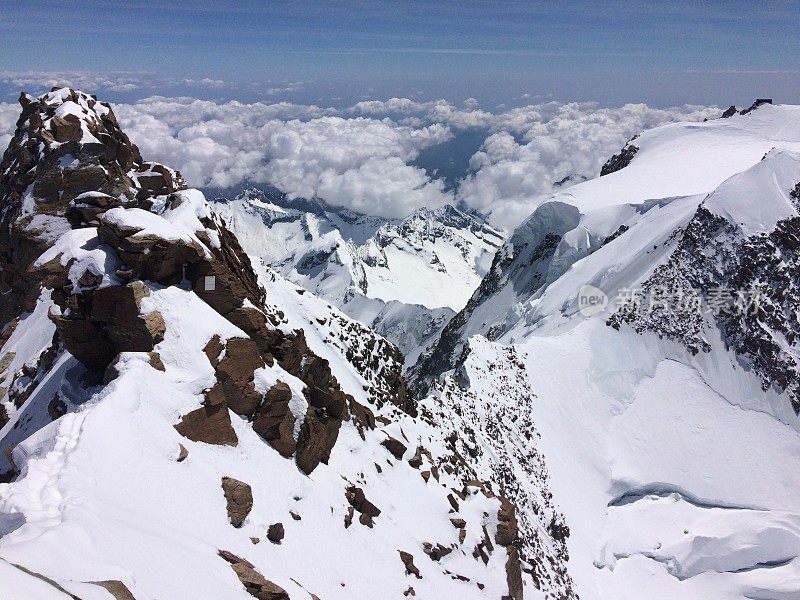 冬季仙境。的雪山风景